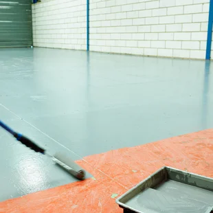 Mindert das Saugverhalten des Untergrundes - Warehouse renoviert - Stock-Fotografie