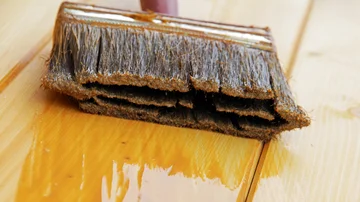 Brush mit Holz preservative - Stock-Fotografie